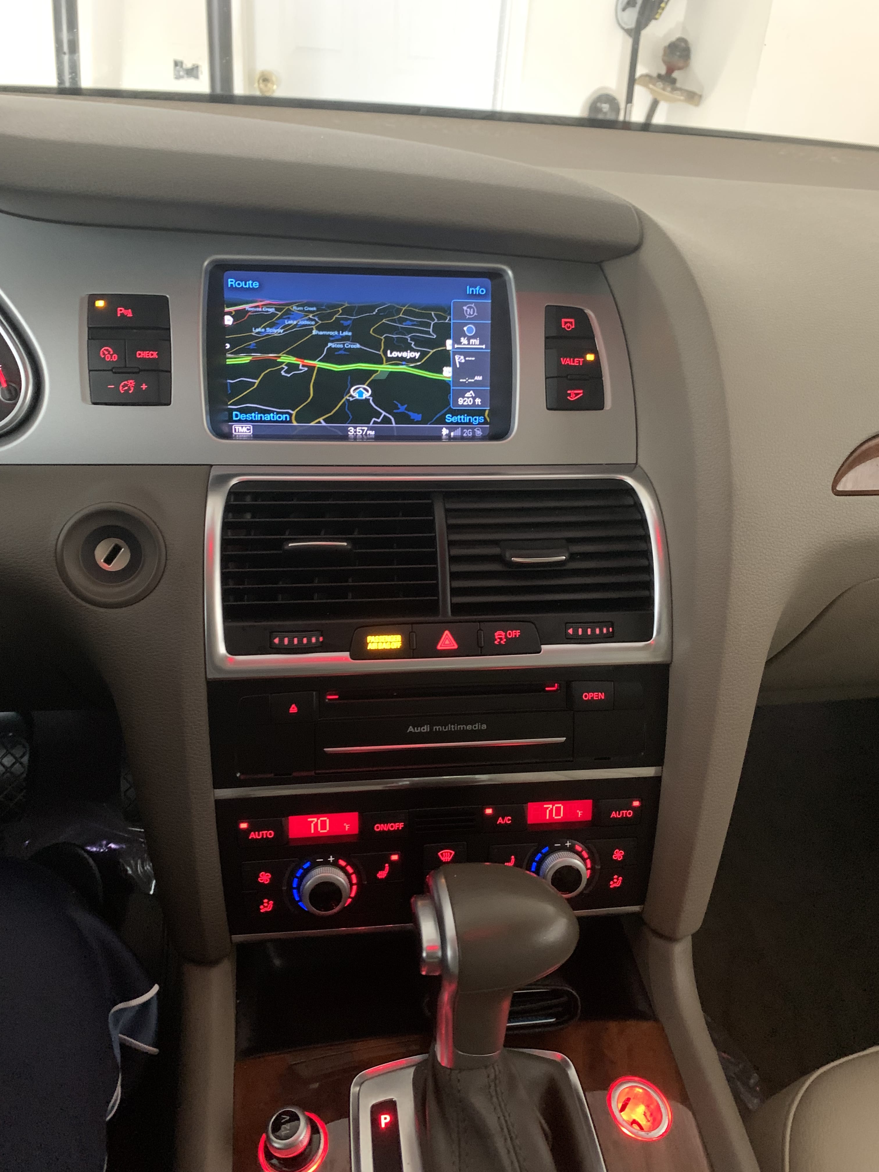 Audi Q7 with Cruise control