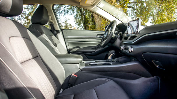 Nissan Altima 2.5 SR with Bluetooth audio