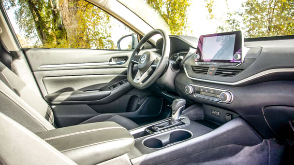 Nissan Altima 2.5 SR with Apple CarPlay