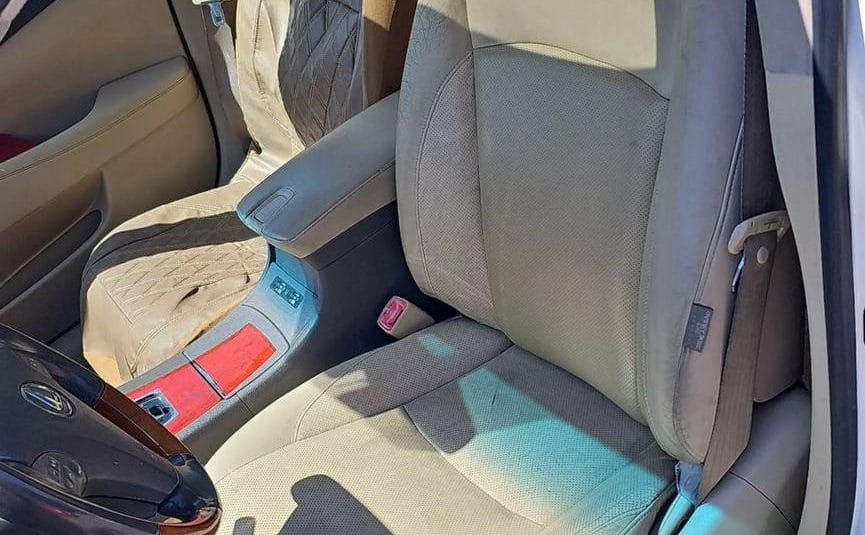 Lexus ES 350 with Audio / iPod input