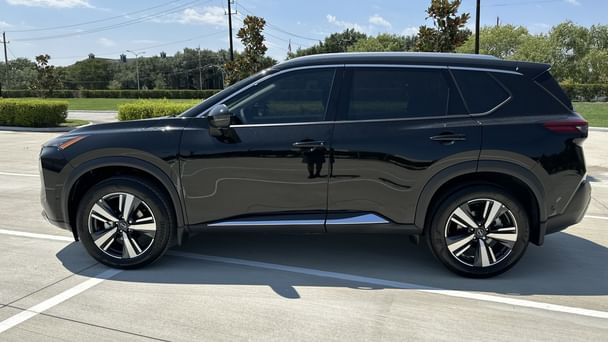 Nissan Rogue SL with Ski racks
