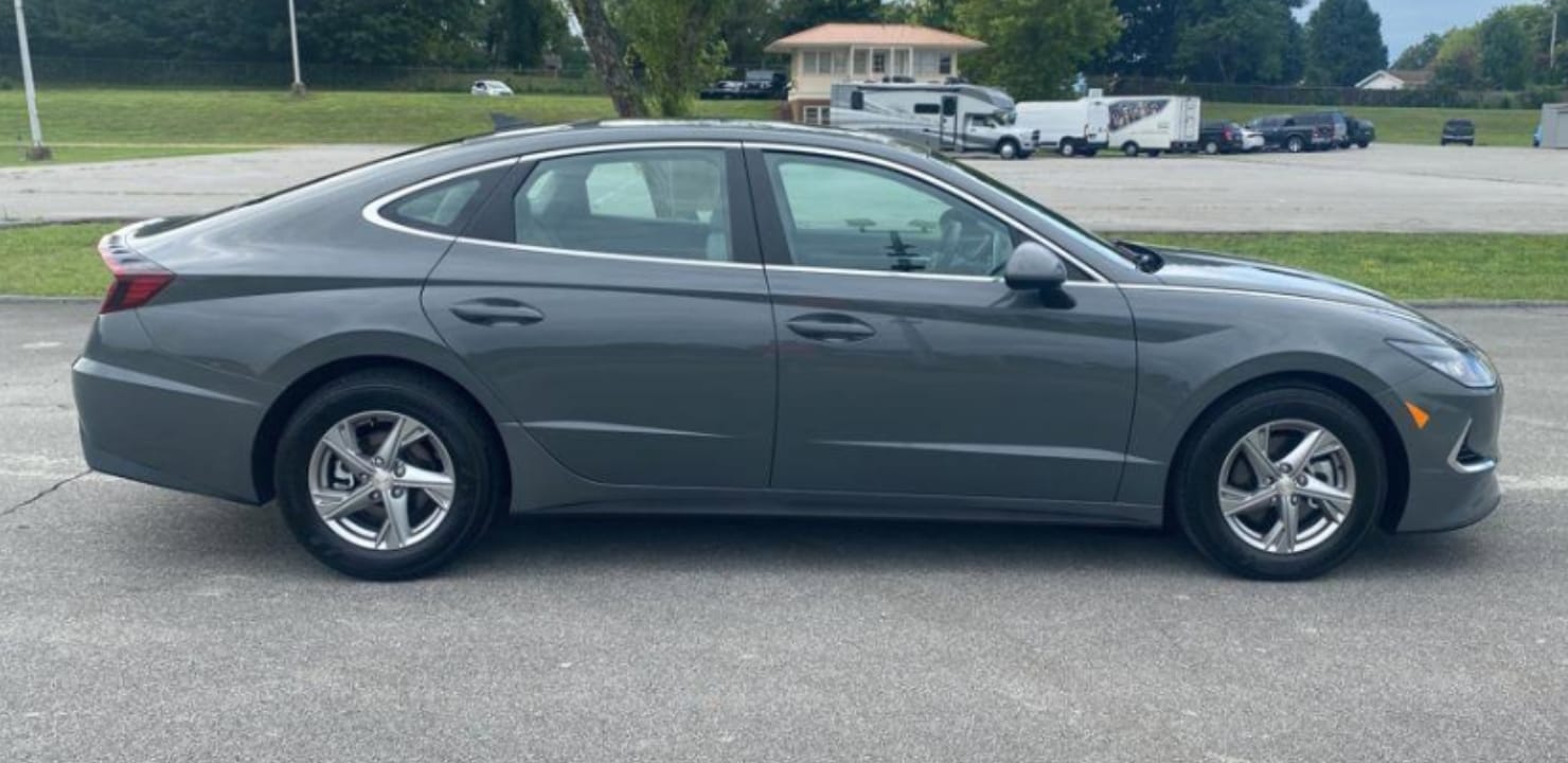 Hyundai Sonata SE with Bluetooth audio