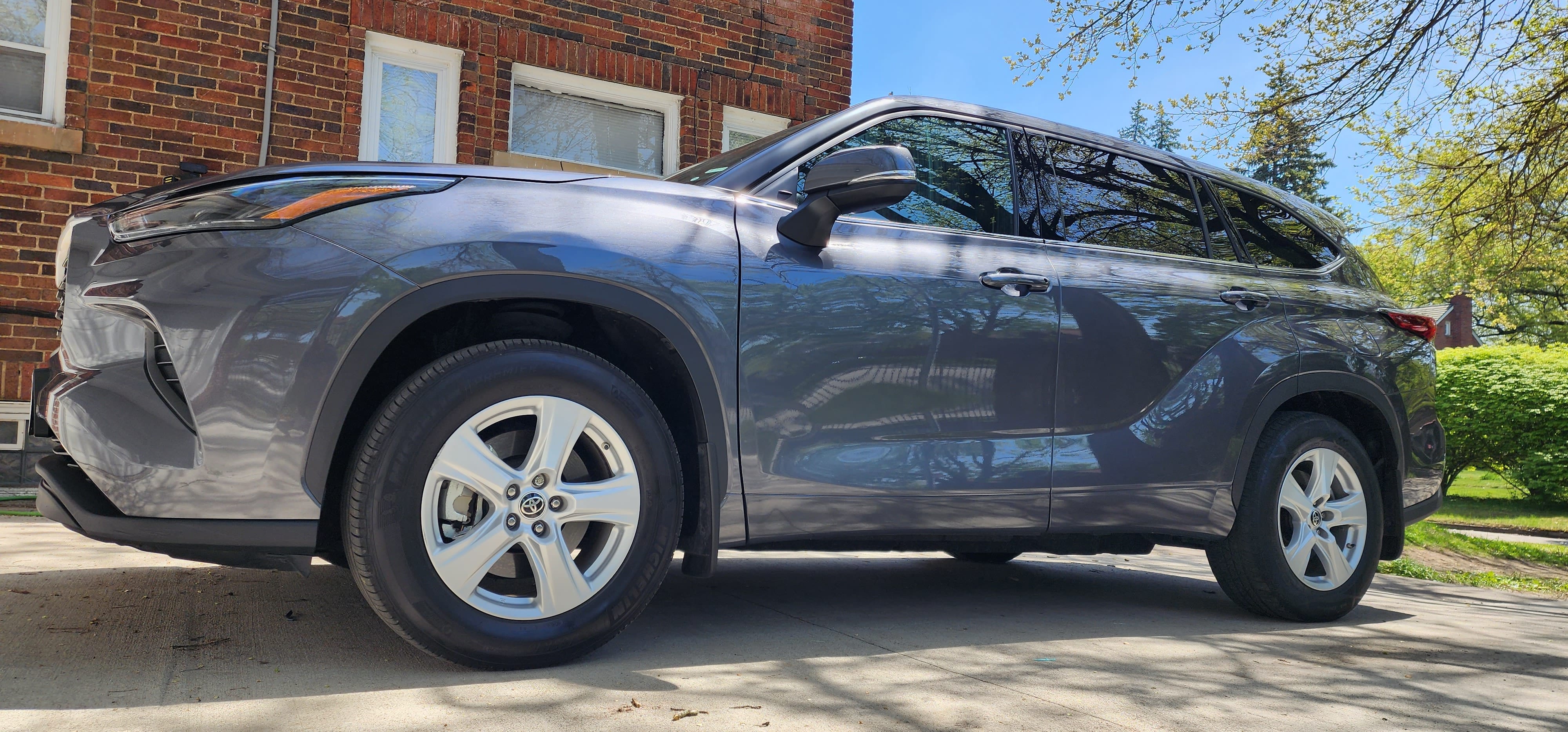 Toyota Highlander L with Bluetooth audio
