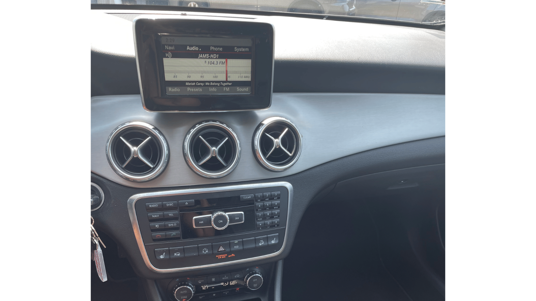 Mercedes-Benz GLA 250 with Bluetooth audio
