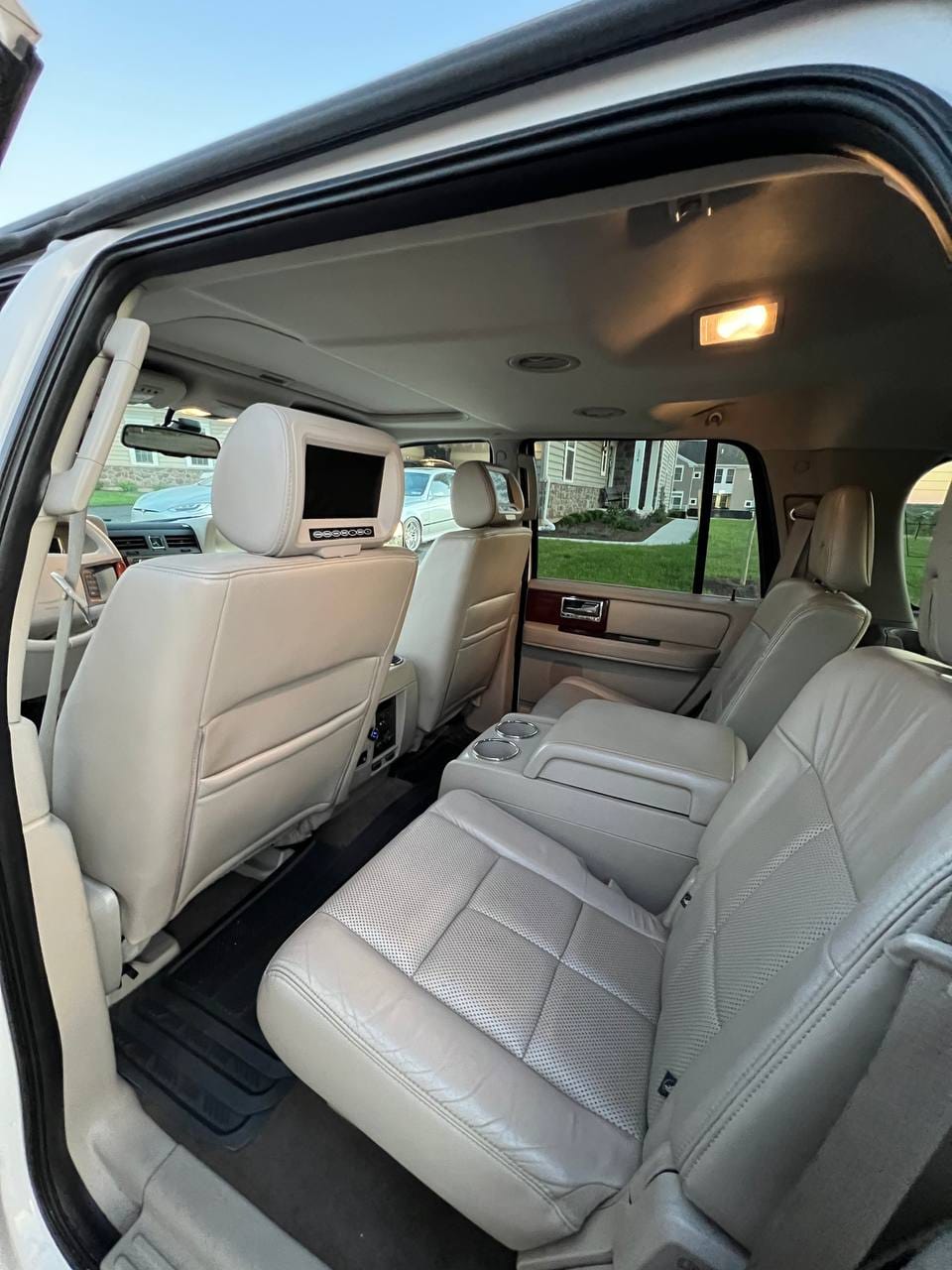 Lincoln Navigator with Cruise control