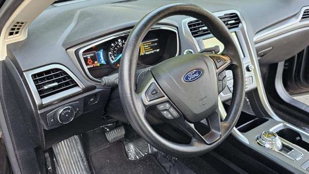 Ford Fusion Hybrid SE with Apple CarPlay