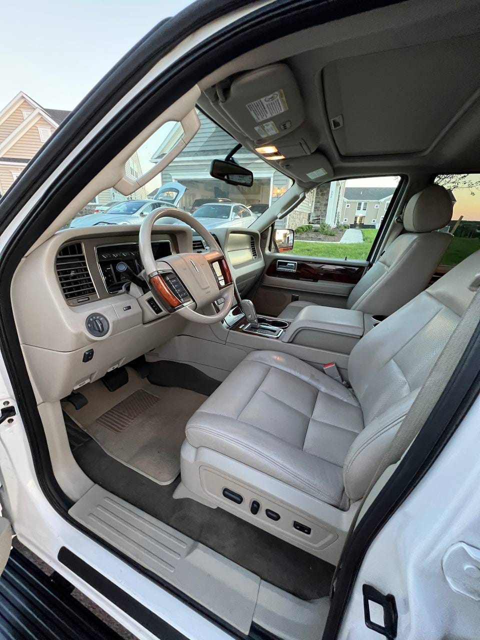 Lincoln Navigator with Bluetooth audio